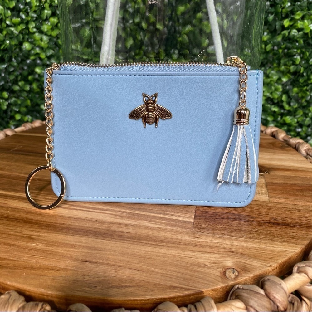 Queen bee 🐝‎ light blue